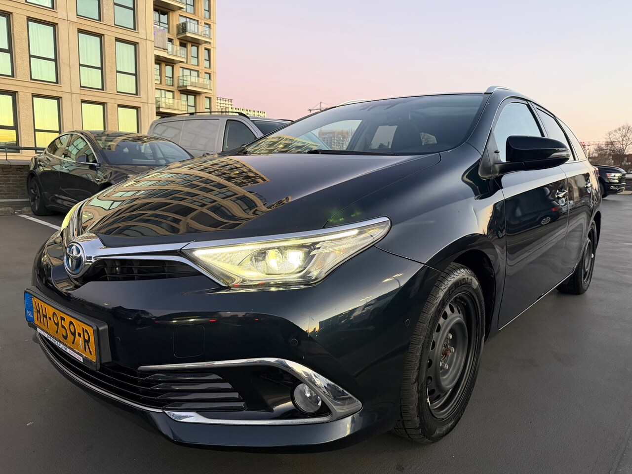 Toyota Auris Touring Sports - 1.8 Hybrid Lease pro 1e Eig Nieuwe APK Winterbanden Set Nette Auto - AutoWereld.nl