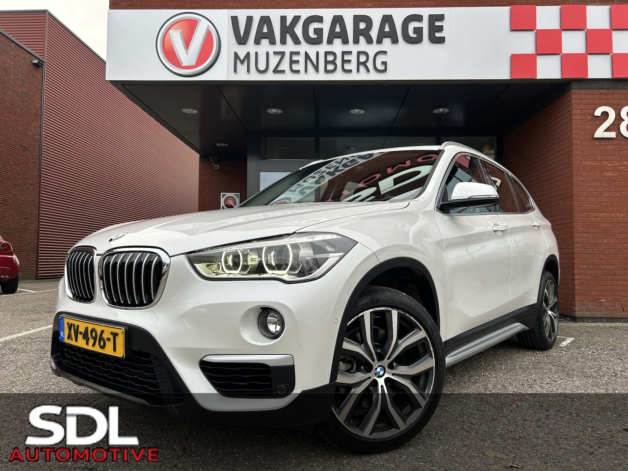 BMW X1 - sDrive20i Executive X-Line // LED // LEDER // HEAD-UP DISPLAY // ELEK. ACHTERKLEP // NAVI - AutoWereld.nl