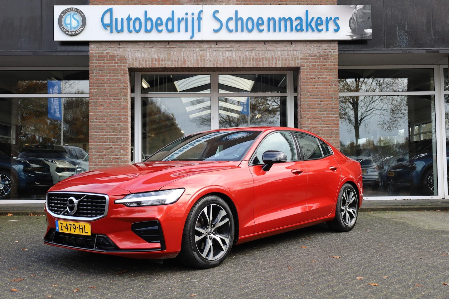 Volvo S60 - 2.0 T4 R-Design CAMERA LEER CARPLAY MEMORY TREKHAAK-ELEC. STOELVERW. DAB ZWARTE-HEMEL HARM - AutoWereld.nl