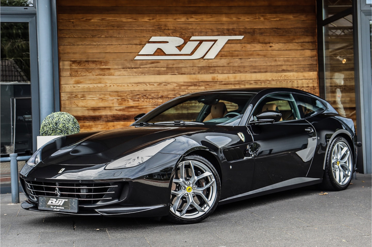 Ferrari GTC4 - Lusso Turbo 3.9 V8 **APPROVED/Lift/360 camera/Pano/Ceramic/Carplay/20** - AutoWereld.nl