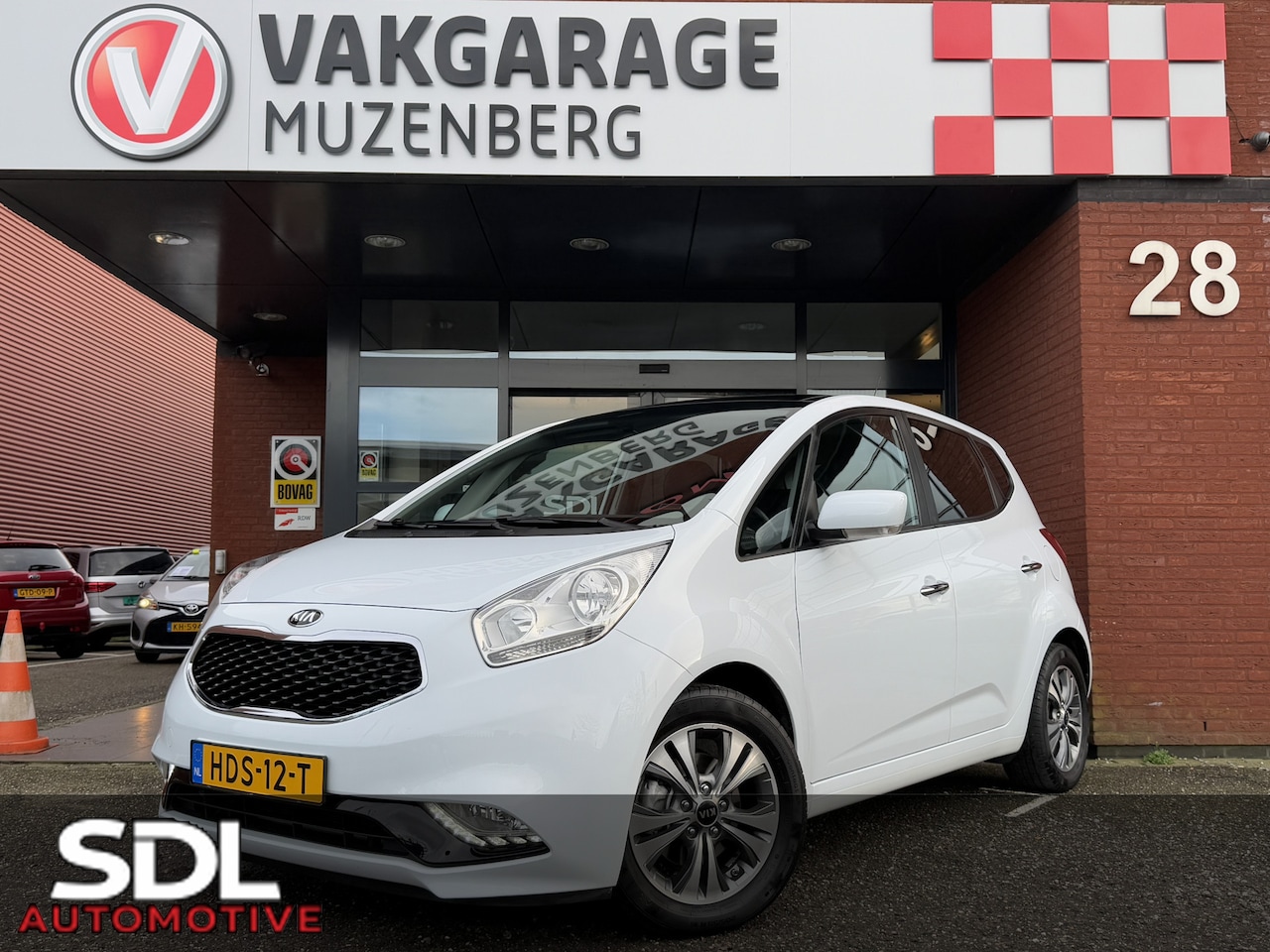 Kia Venga - 1.6 CVVT ExecutiveLine //PANO// KEYLESS // STOEL+STUURVERWARMING // CAMERA+SENSOREN // - AutoWereld.nl