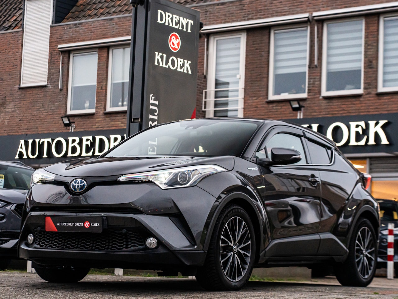 Toyota C-HR - 1.8 Hybrid Executive ORG NL VOL LEDER CAMERA TREKHAAK STOELVERW - AutoWereld.nl