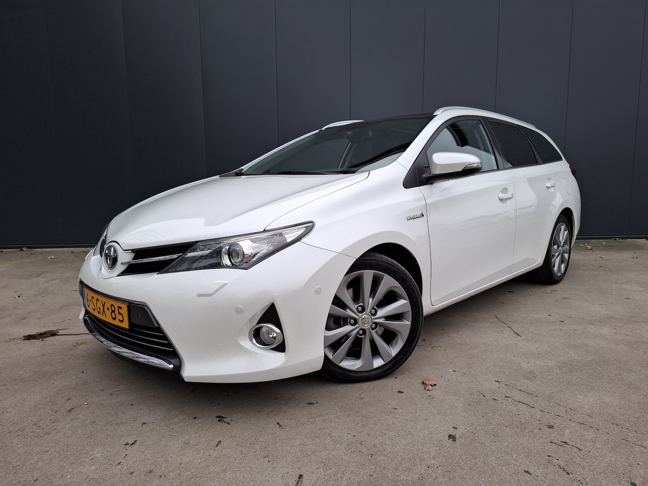 Toyota Auris Touring Sports - 1.8 Hybrid PANO DAK CAMERA XENON HALF LEER NAVI CRUISE ECC TREKHAAK - AutoWereld.nl