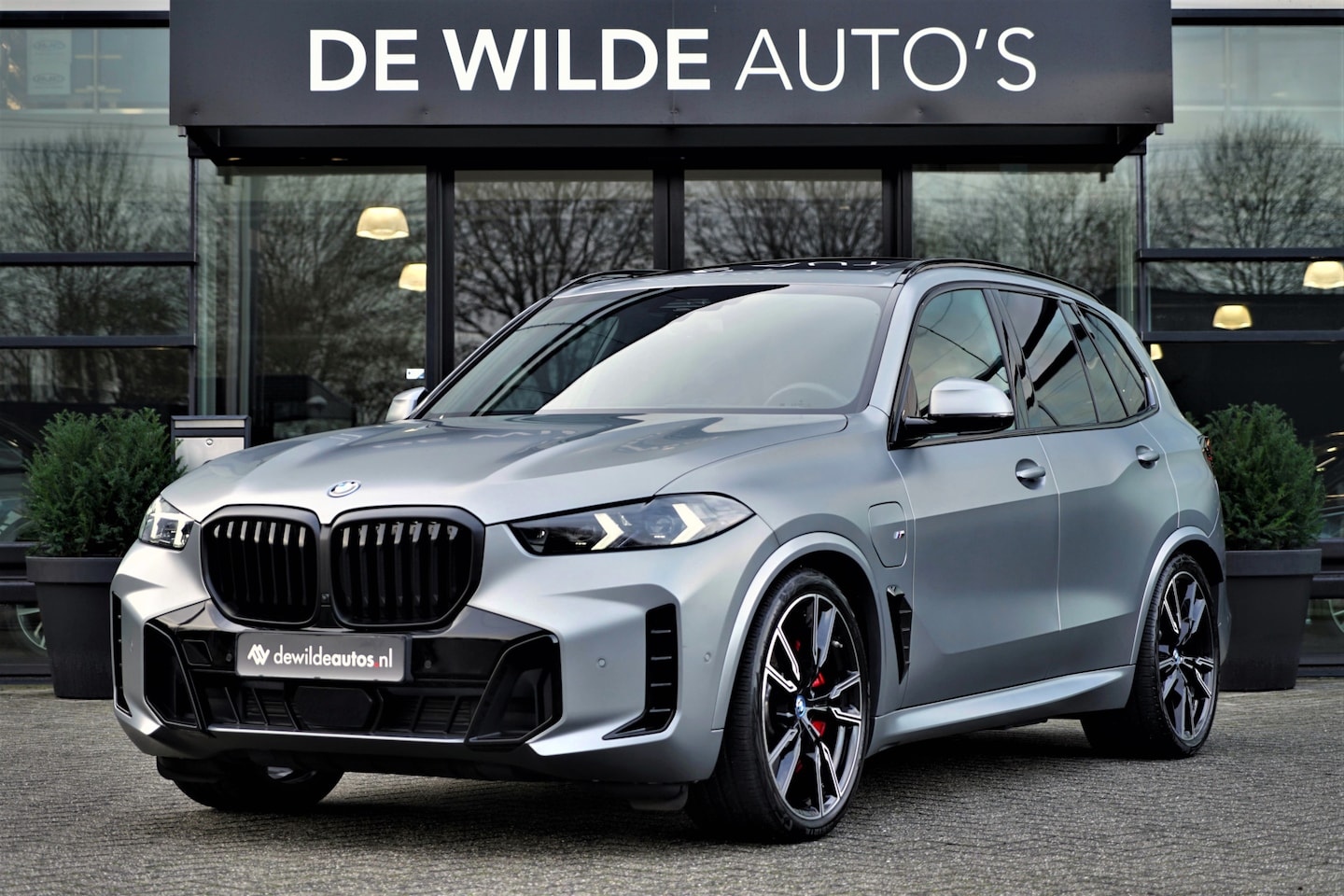 BMW X5 - xDrive50e M-sport M-seats FrozenGrey Pano Trekhaak Carbon ACC Harman/Kardon Stoelventilati - AutoWereld.nl
