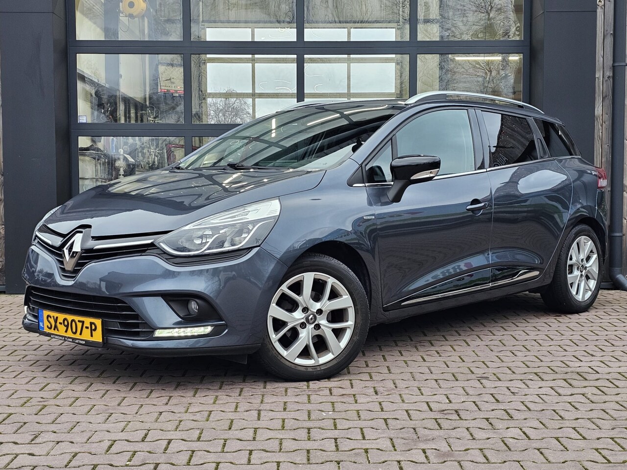 Renault Clio Estate - 0.9 TCe Limited | Airco | Cruise | Navi | Trekhaak | LMV | - AutoWereld.nl