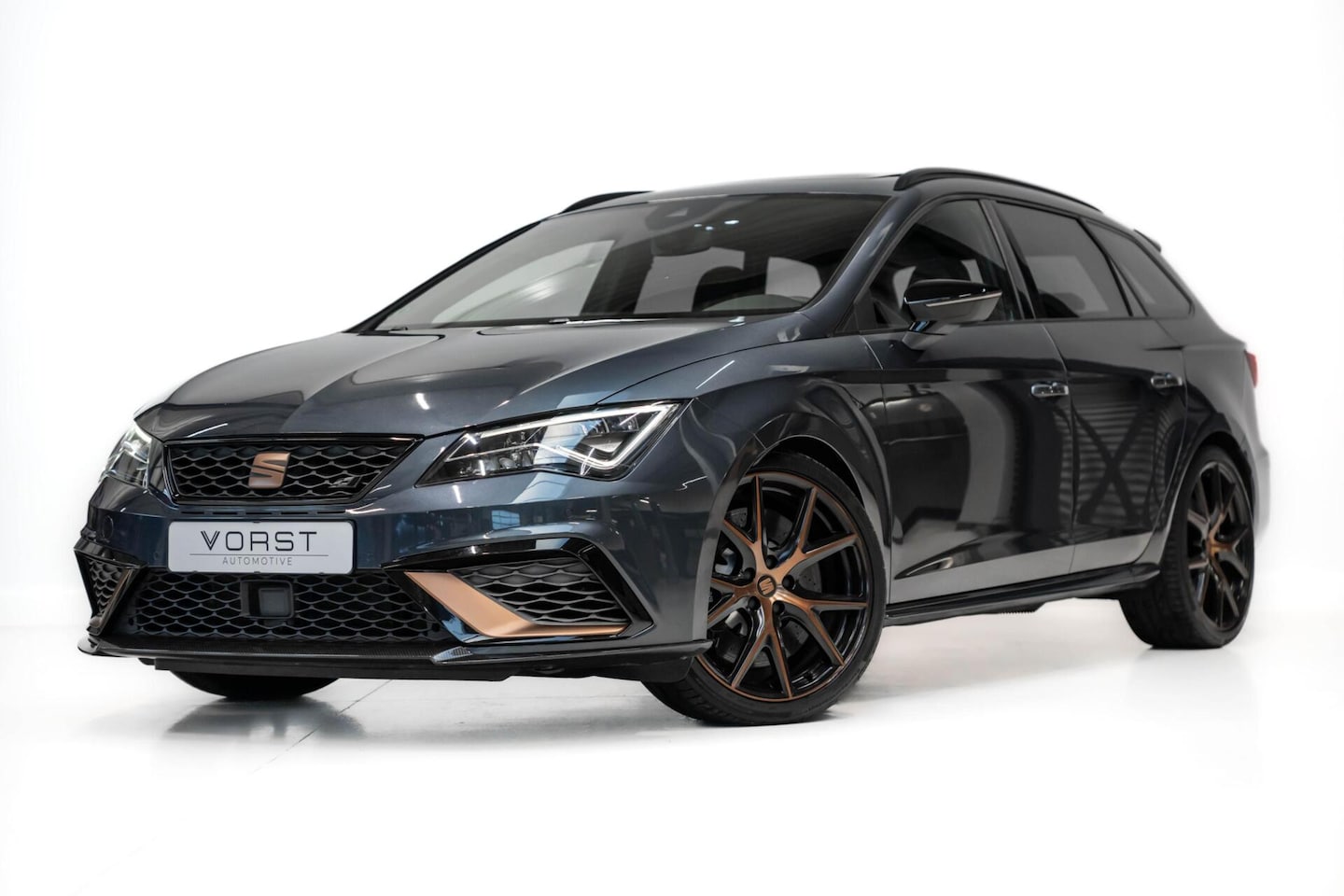 SEAT Leon ST - 2.0 TSI 4DRIVE CUPRA R Carbon Beats Pano Vol - AutoWereld.nl