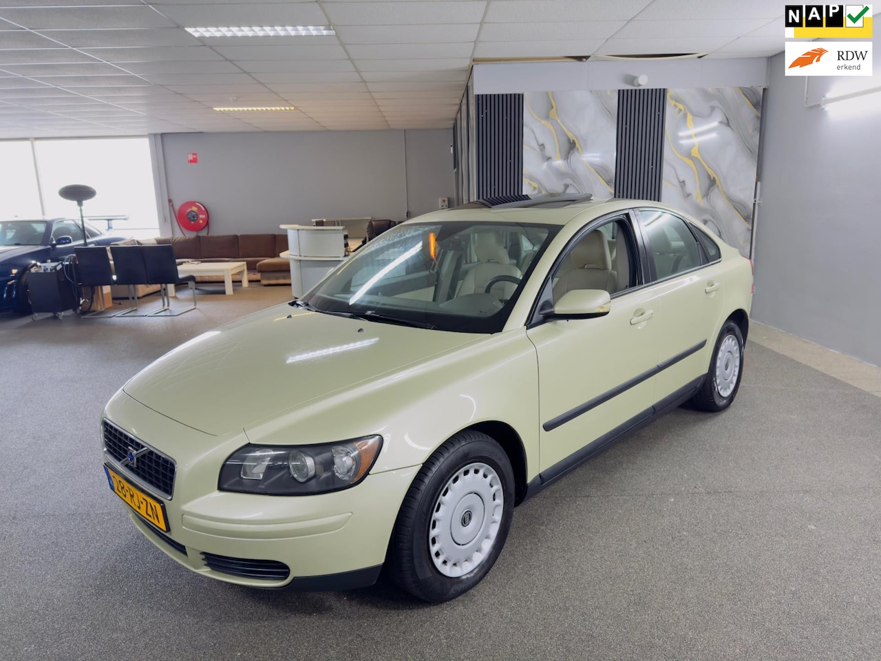 Volvo S40 - 1.8 Momentum Apk Nieuw,2e eigenaar,Unieke kilometers,Clima,Cruise,Schuifdak,N.A.P,2 sleute - AutoWereld.nl