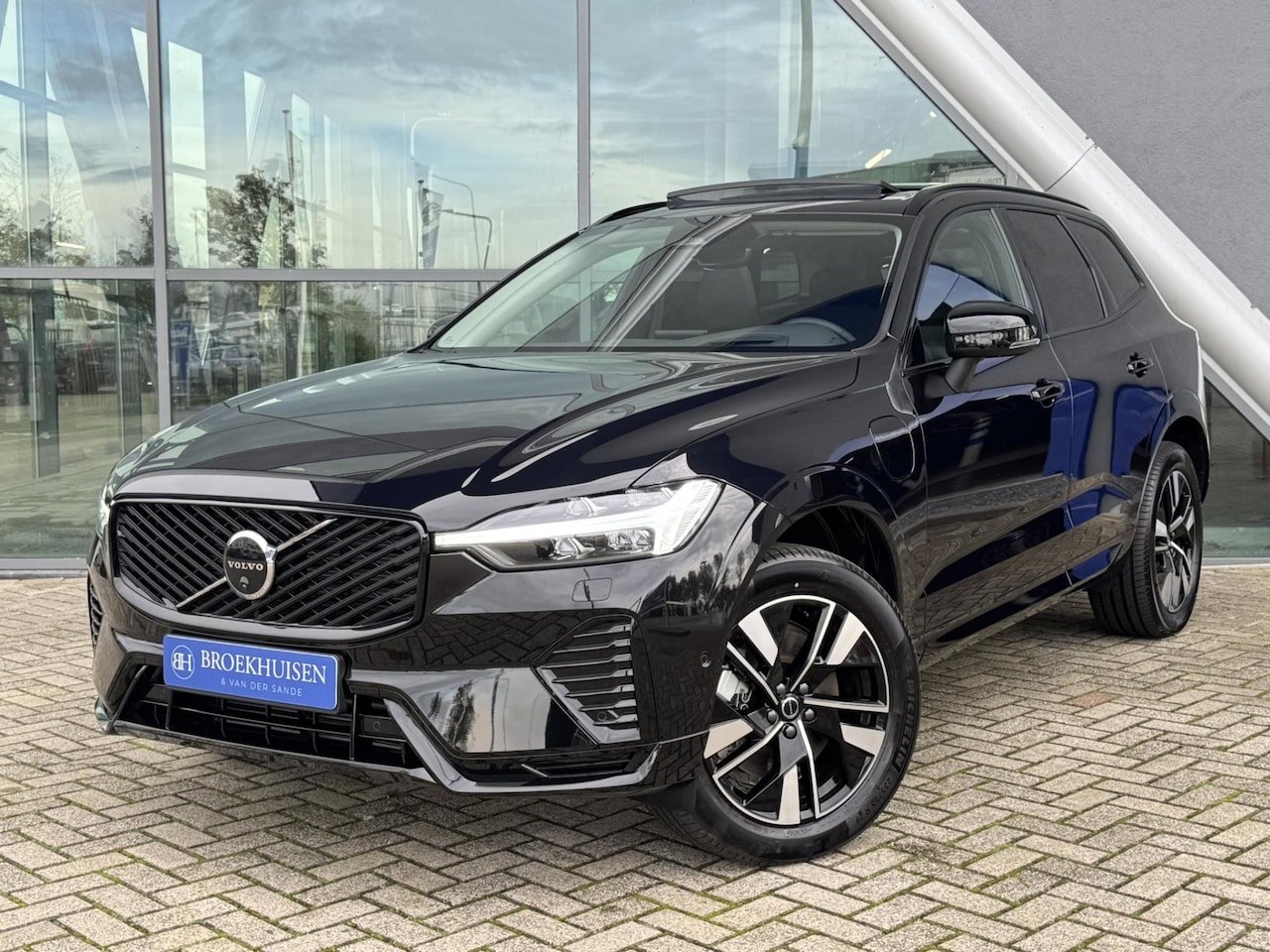 Volvo XC60 - 2.0 T6 Plug-in hybrid FACELIFT NW MODEL AWD Plus Dark 398pk Panoramadak / 360 Camera / Goo - AutoWereld.nl