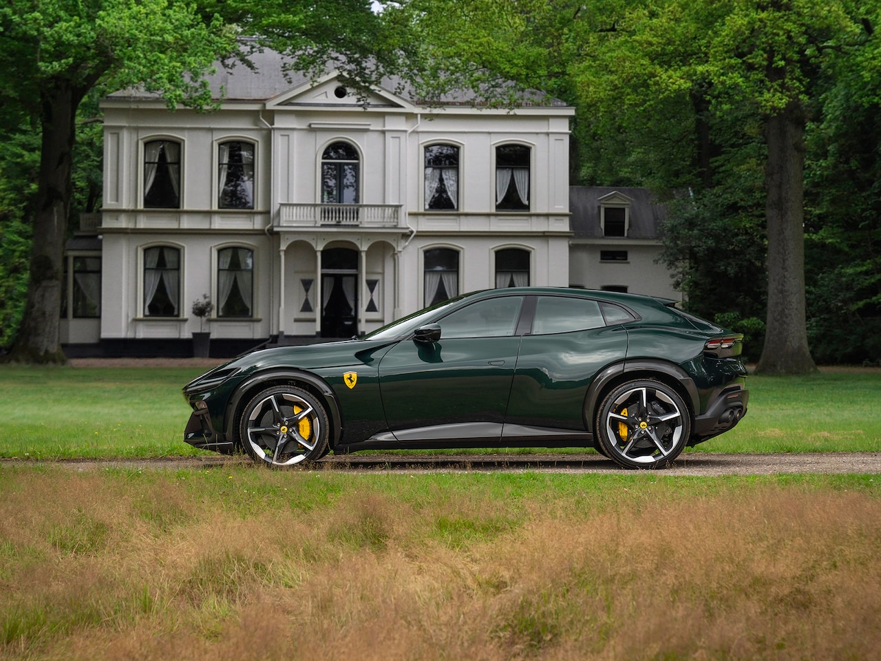 Ferrari Purosangue - 6.5 V12 | Verde Zeltweg | Airbrushed shields | Carbon exterior | Lift - AutoWereld.nl