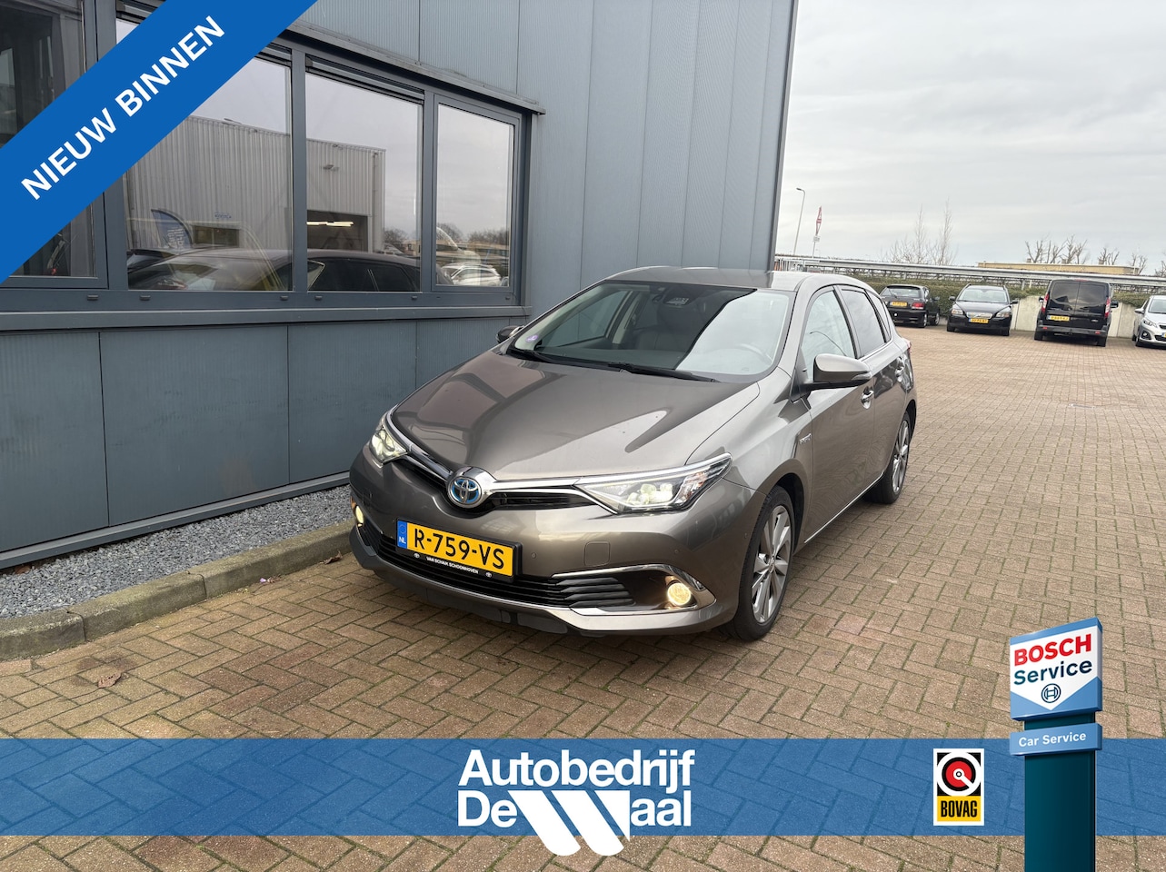 Toyota Auris - 1.8 VVT-i Hybrid Business Pro Automaat CAMERA/KEYLESS/NAVI/PDC/17INCH/STOELVERWARMING - AutoWereld.nl