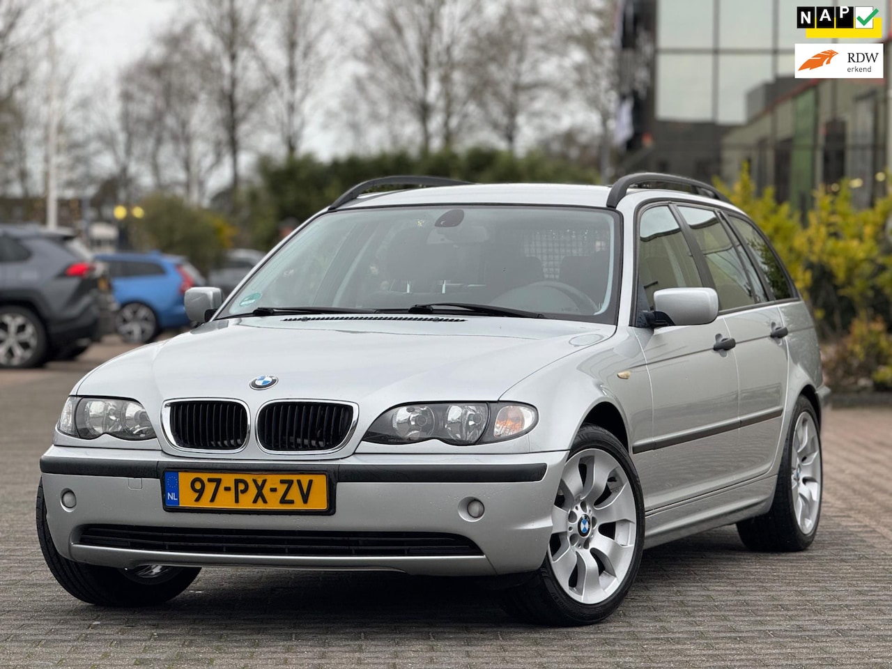 BMW 3-serie Touring - 316i Black&Silver II | Navigatie | Airco | Parkeersensoren | 17 inch | - AutoWereld.nl