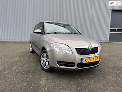 Skoda Fabia - 1.6-16V Ambiente|AUTOMAAT|LMV|PDC|TREKHAAK