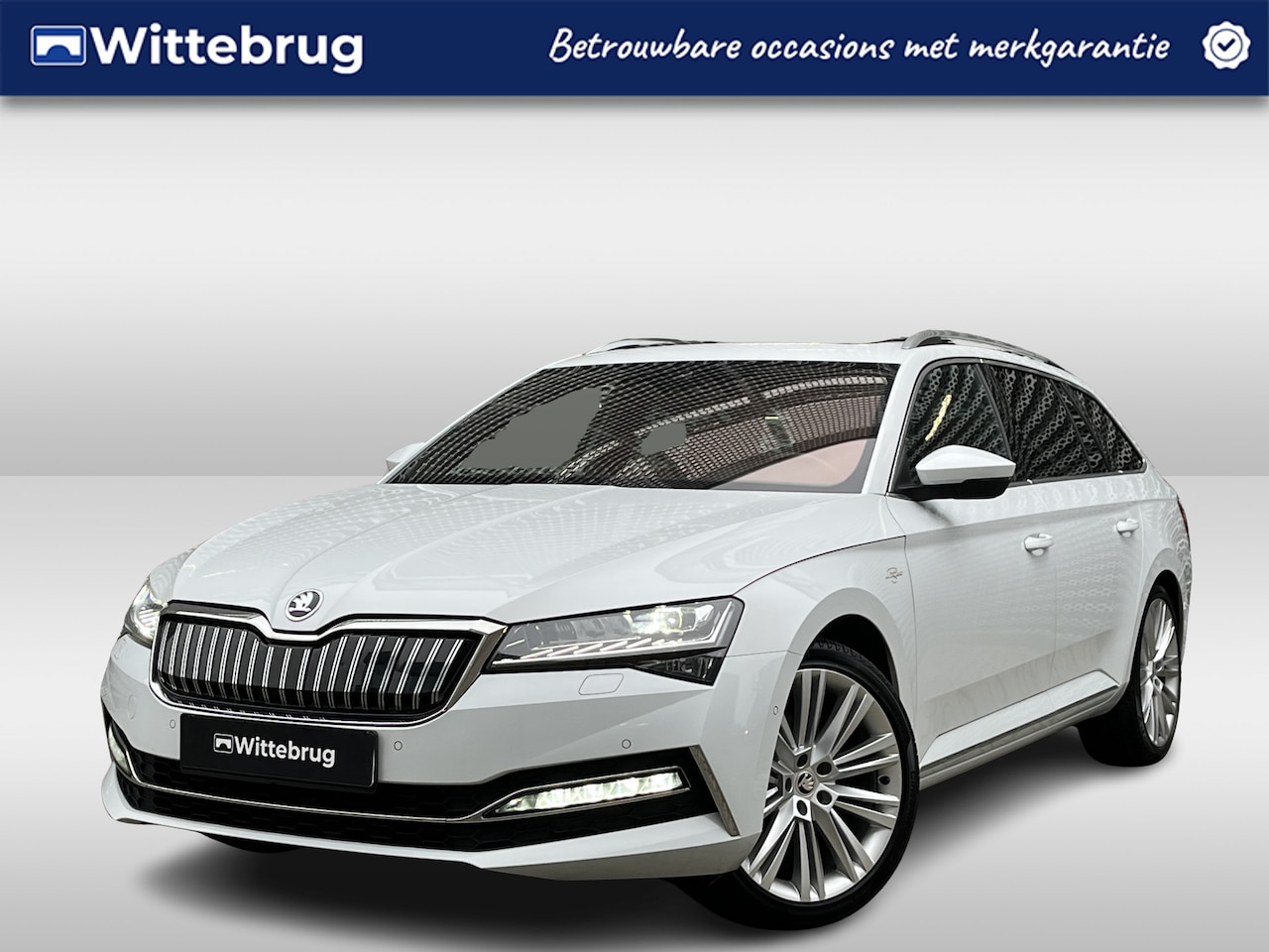 Skoda Superb Combi - 1.4 TSI iV 218PK DSG Laurin & Klement / Panorama dak / Leer / Elec. Trekhaak /  App-connec - AutoWereld.nl