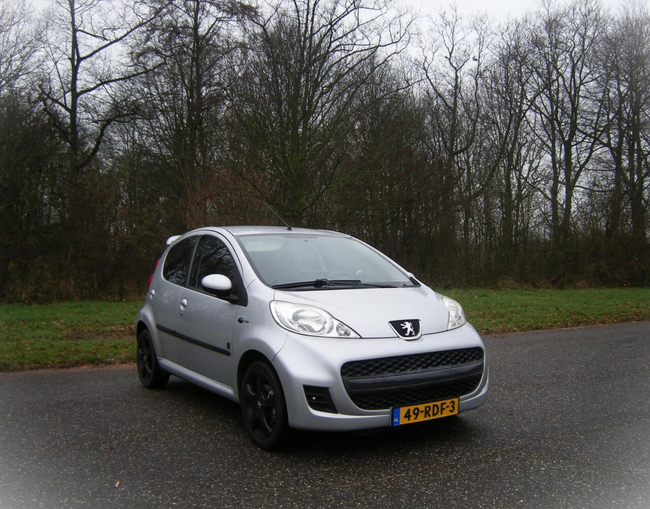 Peugeot 107 - 1.0-12V XR . 5 Drs . Sport . LMV . Airco . Groot navigatie scherm . enz - AutoWereld.nl