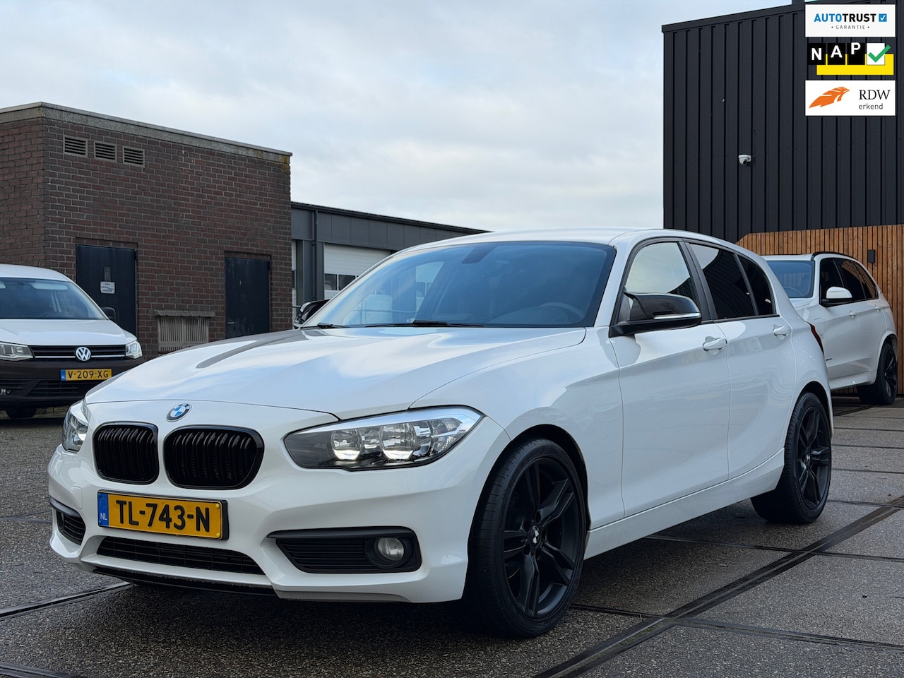 BMW 1-serie - 118i Sport Cruise Clima PDC LED 18'' M velgen + M-Stuur - AutoWereld.nl