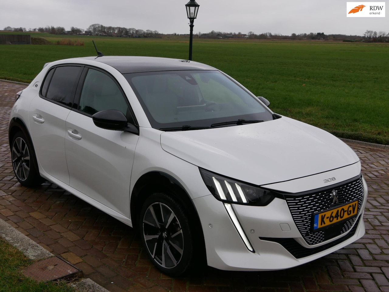 Peugeot e-208 - EV GT 350 50 kWh *PANO* FULL - AutoWereld.nl