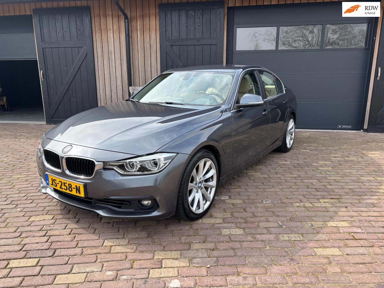 BMW 3-serie - 330e 330e,HYBRIDE, LEER ,NAVI ,TREKHAAK, DUBBELSET WIELEN MET NW WINTERBANDEN. - AutoWereld.nl
