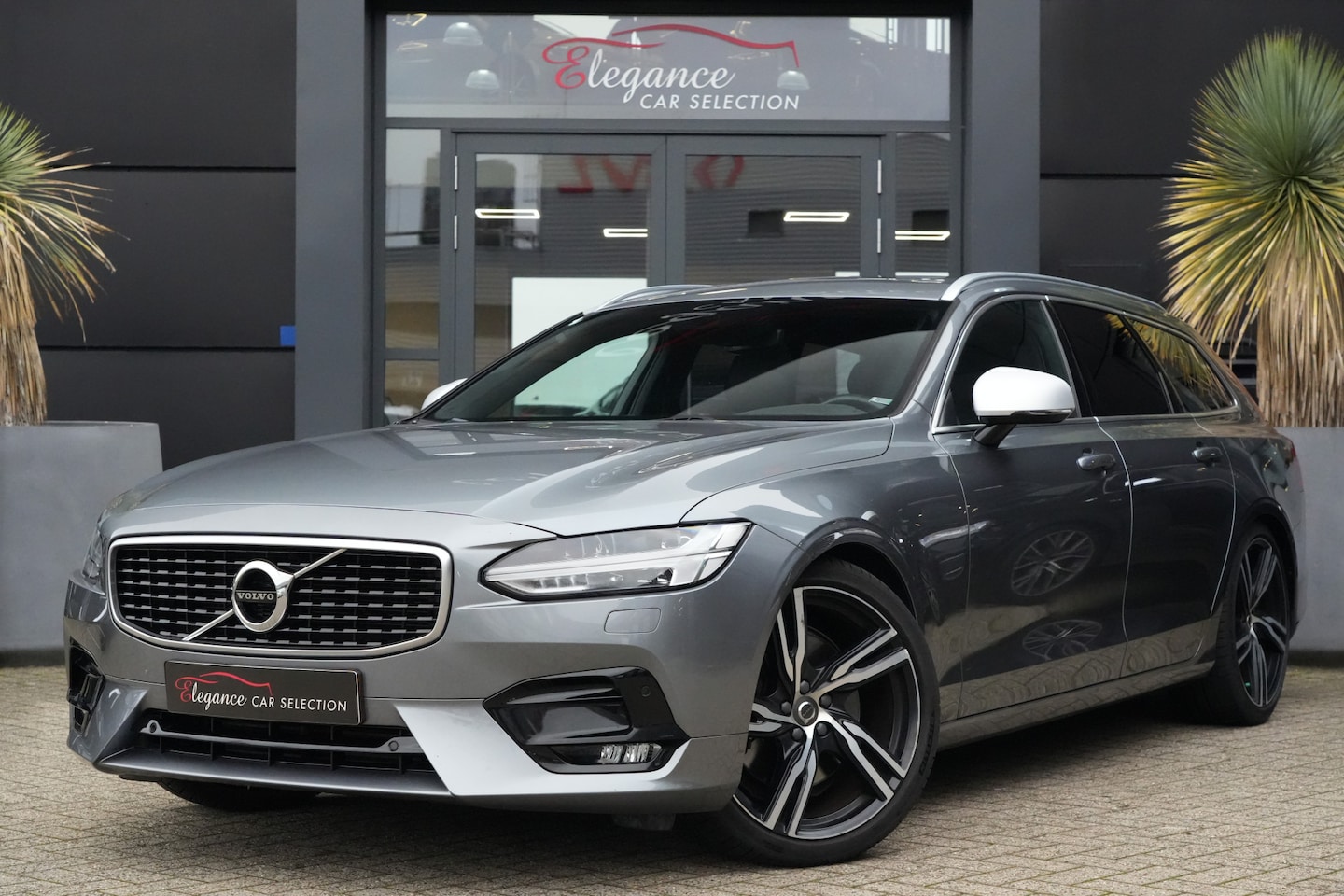 Volvo V90 - 2.0 T5 R-Design 254pk Panoramadak/Stoelverwarming/Trekhaak - AutoWereld.nl