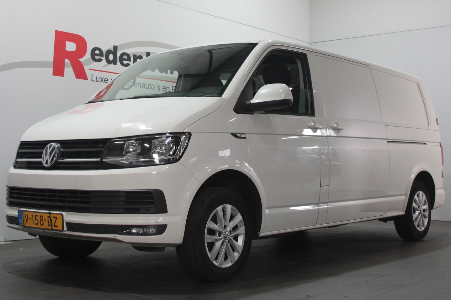 Volkswagen Transporter - 2.0 TDI L2H1 Highline - Dubb. deur - Navi / PDC / Trekhaak - AutoWereld.nl