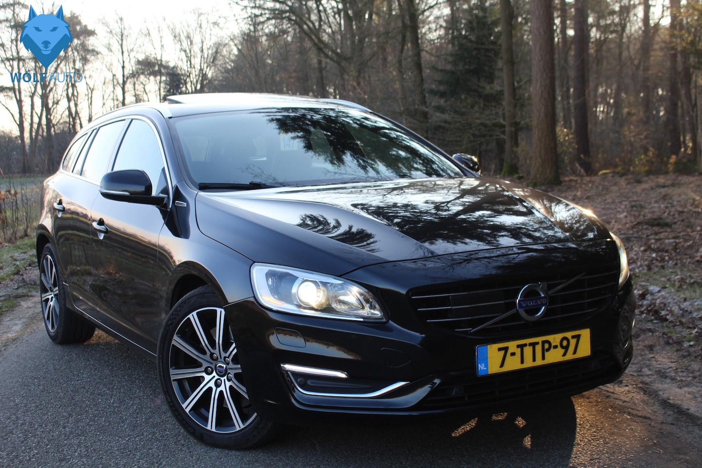 Volvo V60 - 2.4 D6 AWD Plug-In Hybrid Summum NL AUTO! NIEUWE APK! Trekhaak - AutoWereld.nl