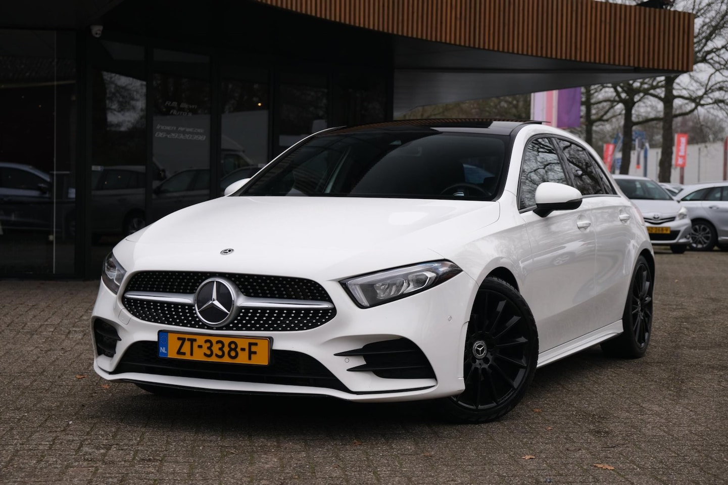 Mercedes-Benz A-klasse - 180 Premium Plus AMG Pano Widescreen Carplay LED - AutoWereld.nl