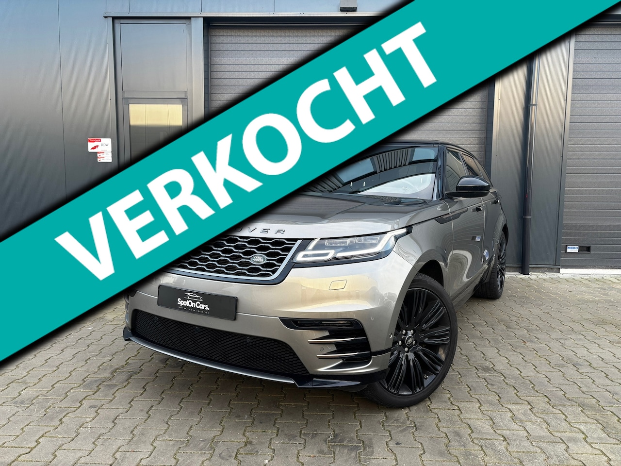 Land Rover Range Rover Velar - 2.0 P300 Turbo AWD R-Dynamic PANO LUCHTVERING CAMERA MEMORY - AutoWereld.nl