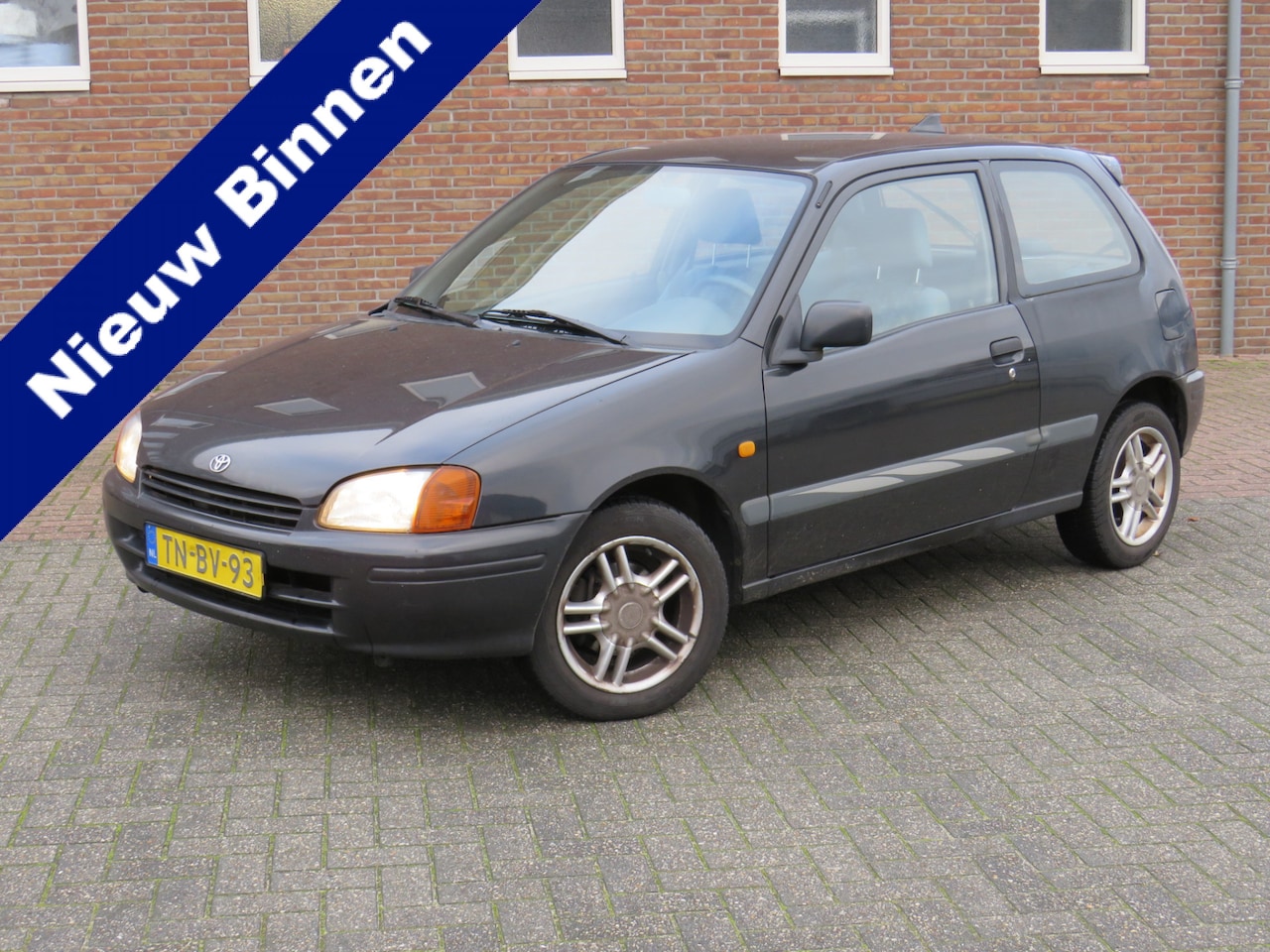 Toyota Starlet - 1.3-16V Black * Stuurbekrachtiging * Lichtmetalen velgen * APK 12-2026 * - AutoWereld.nl