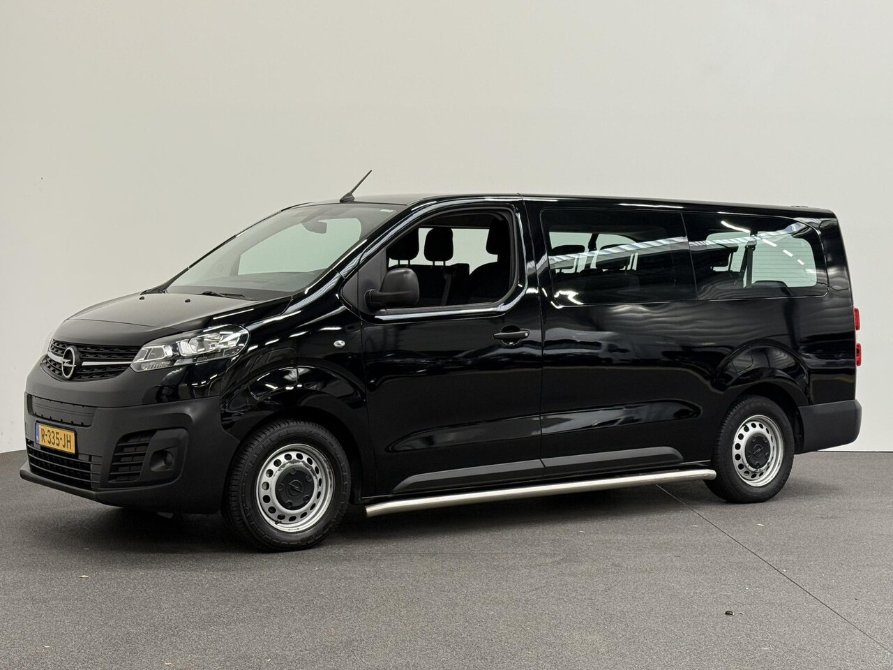 Opel Vivaro-e Combi - L3H1 75 kWh Opel Vivaro-e Combi 75-kWh L3H1 9-persoons PERSONENBUS Airco| Navi| PDCA - AutoWereld.nl