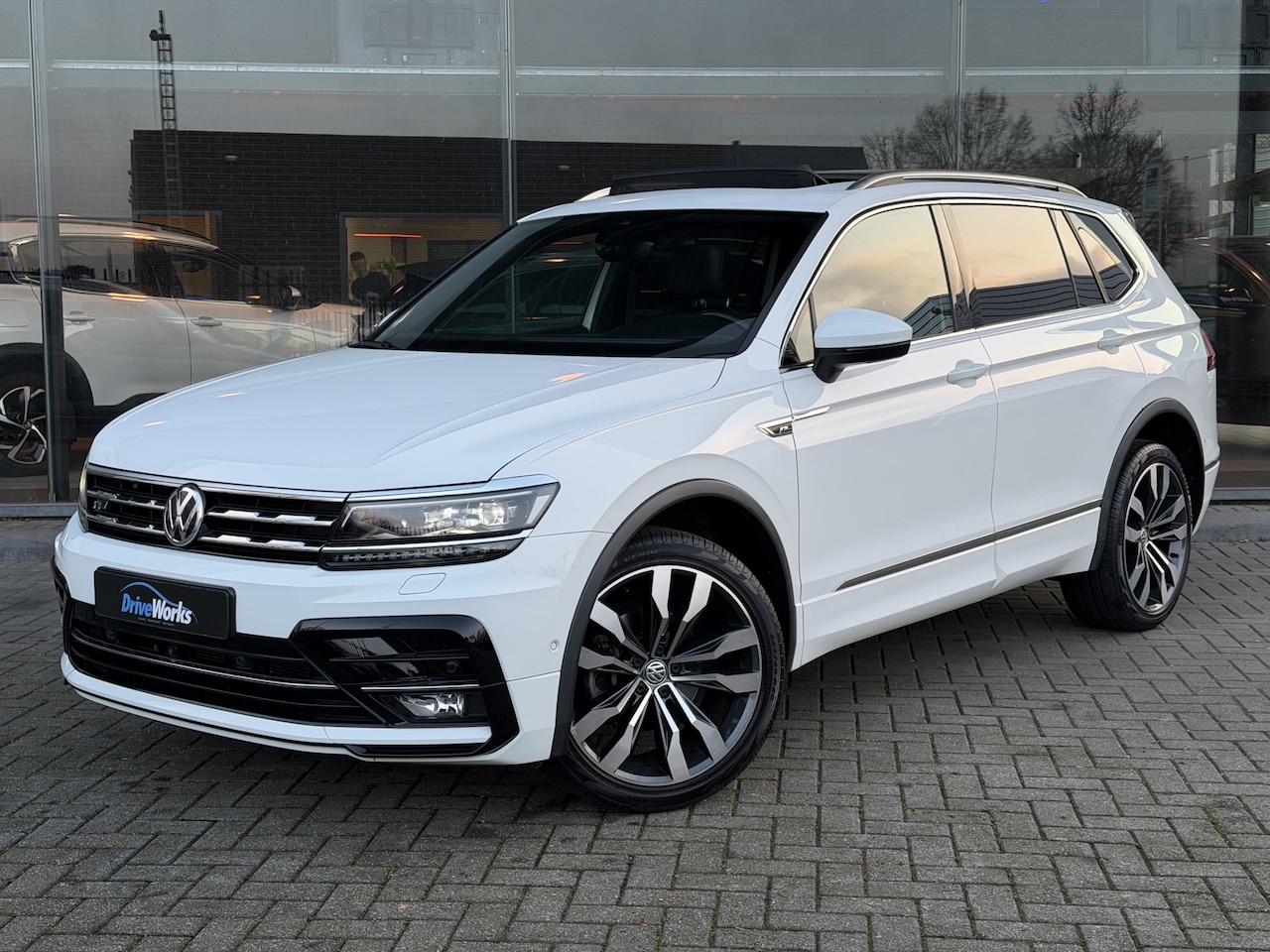 Volkswagen Tiguan Allspace - 1.5 TSI R-Line 7zits | 1Ste Eigenaar | Pano | 360 Camera | Leer | Navi | Xenon\Led | Deale - AutoWereld.nl