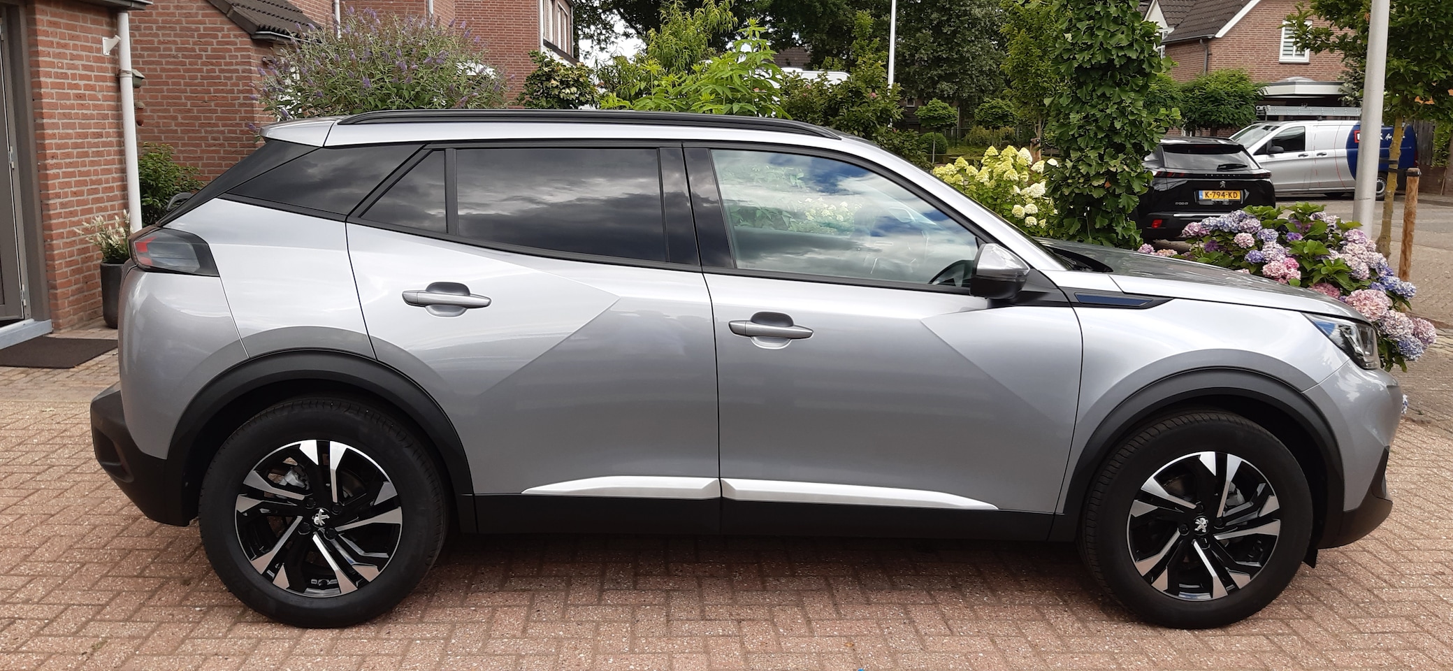 Peugeot 2008 - 1.2 PureTech Allure Pack Navigatie Camera Cruise Ctrl Trekhaak - AutoWereld.nl