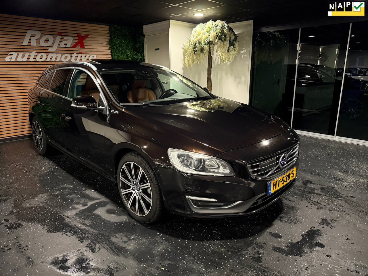 Volvo V60 - 2.4 D6 Twin Engine Summum SCHUIFDAK - BLIS - LEDER - NWE APK. - AutoWereld.nl