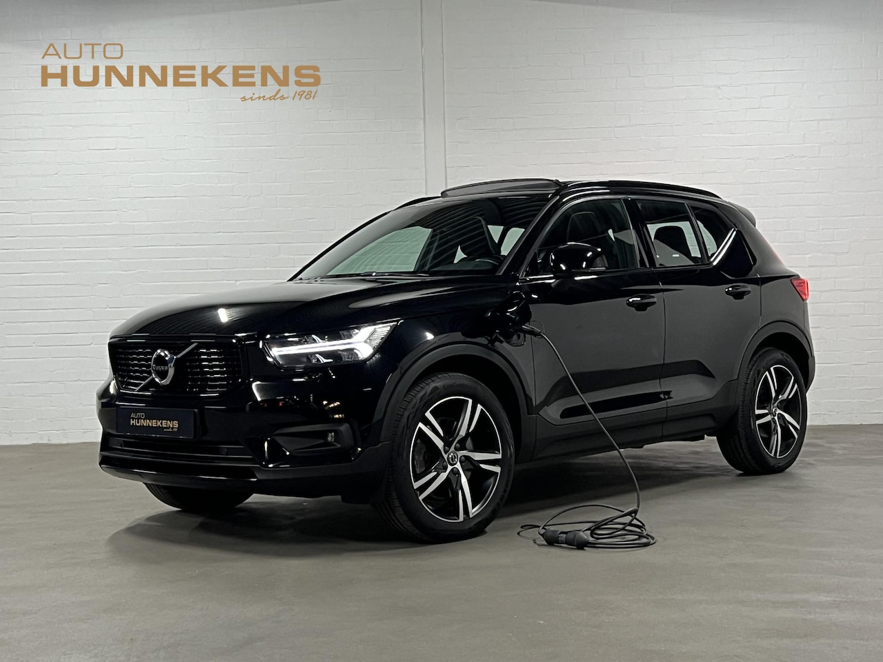 Volvo XC40 - T5 Plug-in hybrid R-design Adaptive Cruise | Trekhaak | Open dak | Stoel-/stuurverwarming - AutoWereld.nl