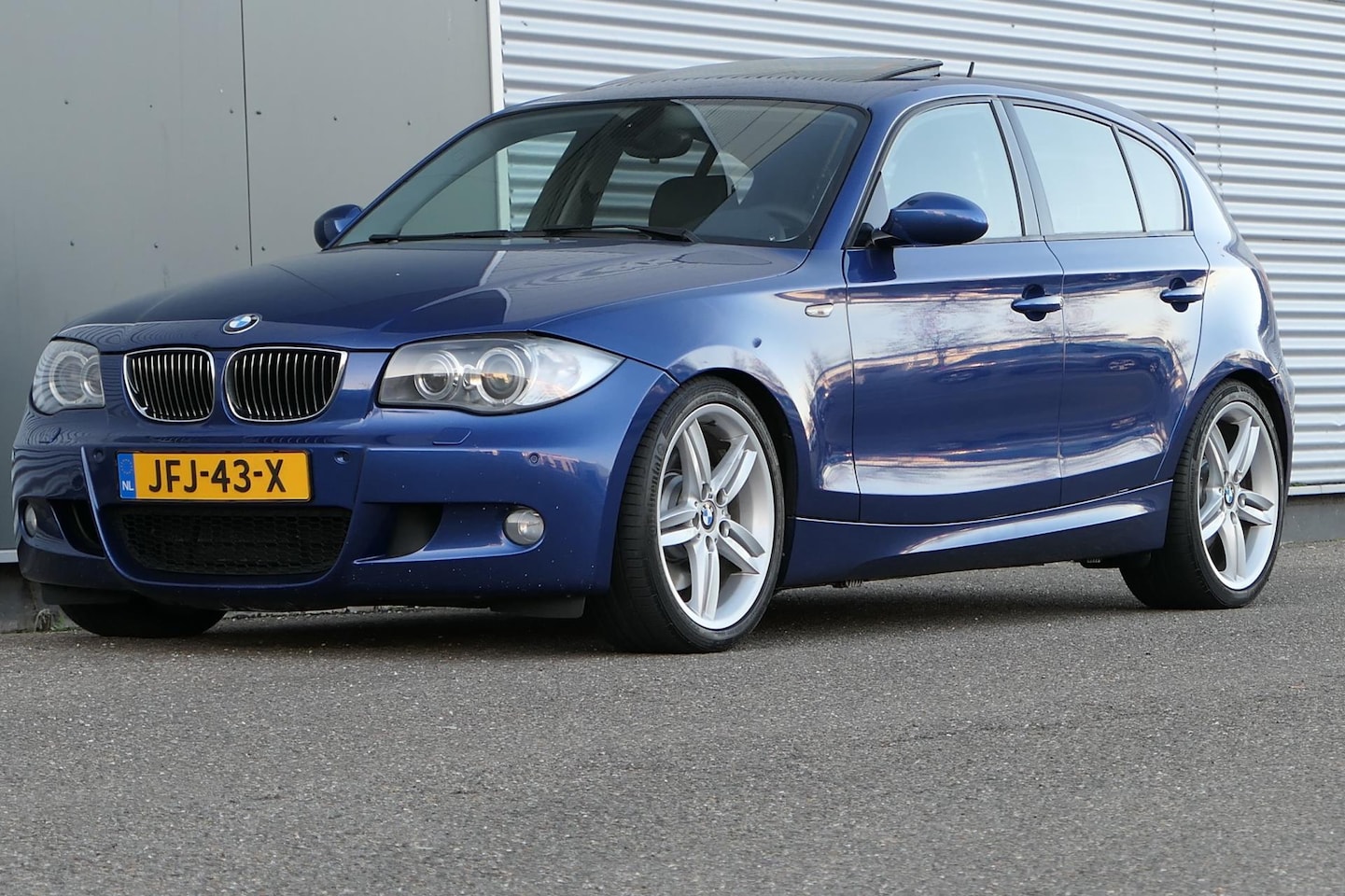 BMW 1-serie - 130i Executive M-pakket 265pk Navi Schuifdak Sportstoelen Xenon - AutoWereld.nl