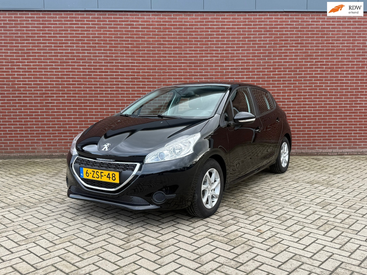 Peugeot 208 - 1.2 VTi Allure 5-deurs / Airco / Pdc / Cruise / Trekhaak / Pano - AutoWereld.nl
