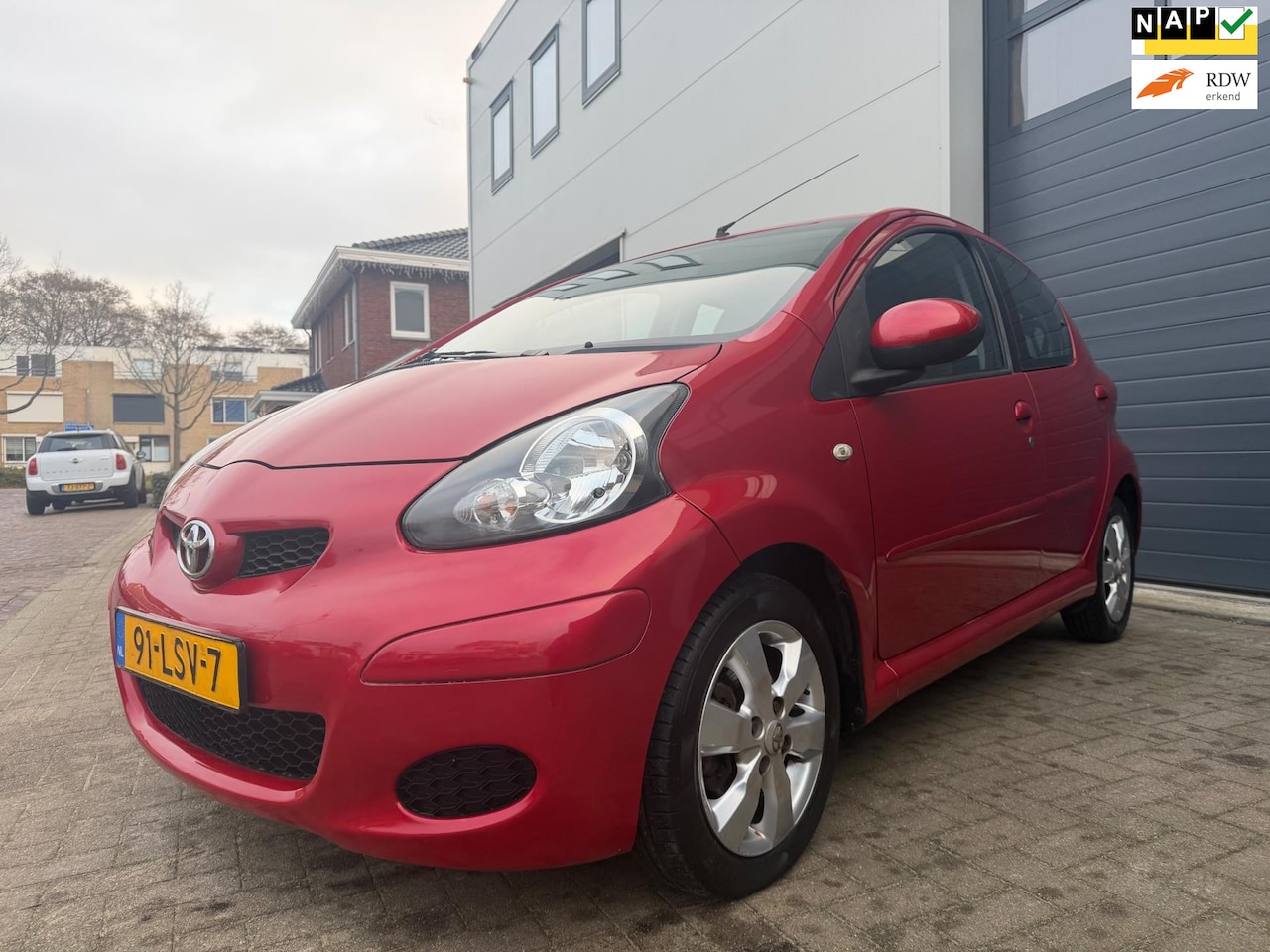 Toyota Aygo - 1.0-12V Aspiration Red/Airco/Leder/AUX/Goed-onderhouden/Lmv - AutoWereld.nl