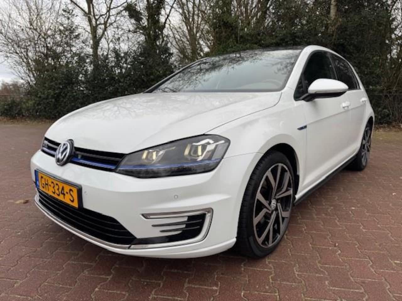 Volkswagen Golf - 1.4TSI GTE 150PK PANO/LED/THAAK/CAMERA/PARELMOER WIT - AutoWereld.nl