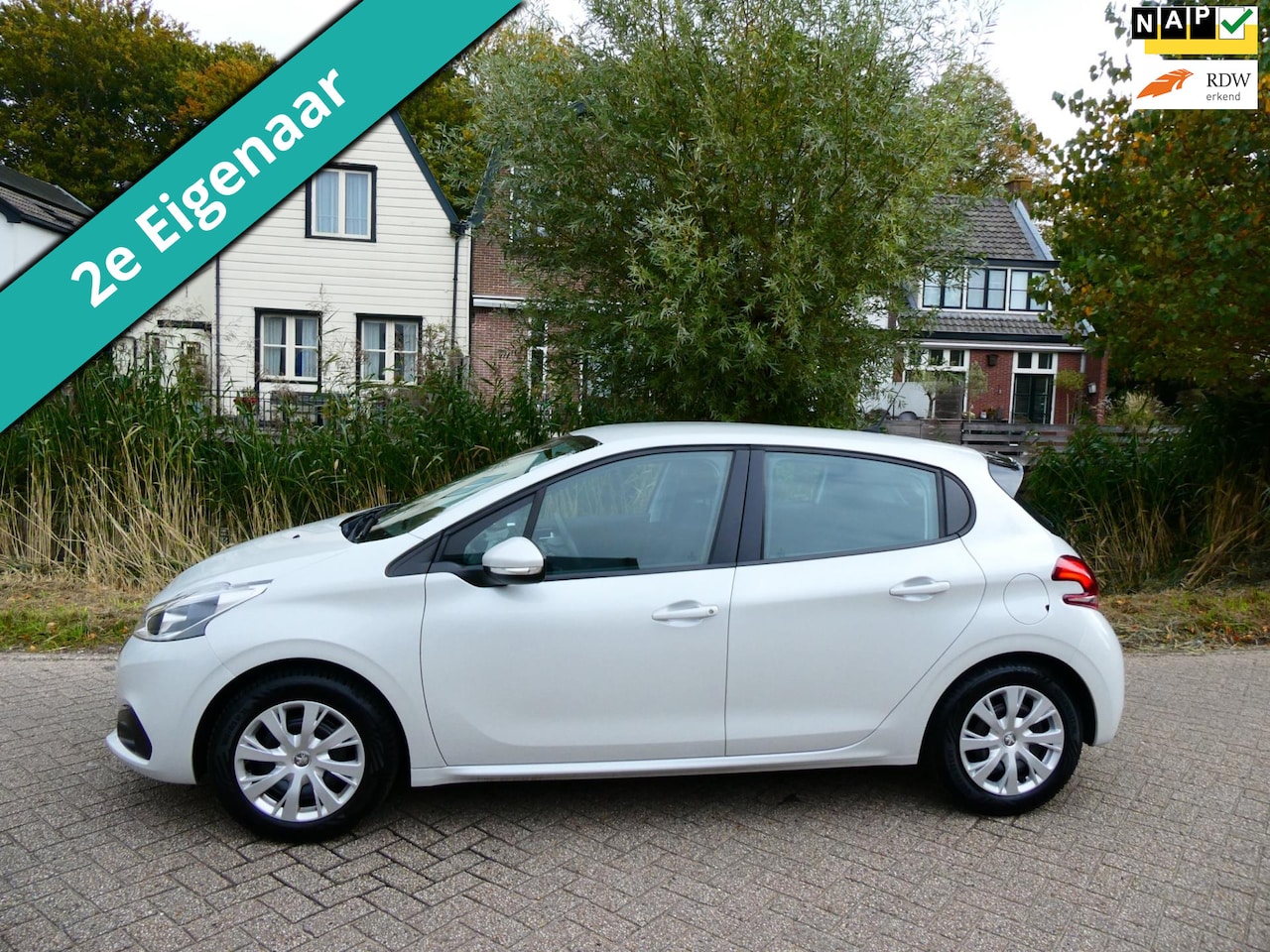 Peugeot 208 - 1.2i 5-deurs Airco Cruise Navi PDC Trekhaak 2e eig. 120.000km - AutoWereld.nl