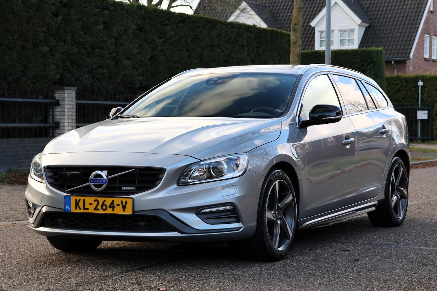 Volvo V60 - 2.4 D6 AWD Plug-In Hybrid R-Design | NAVI | CLIMA | CRUISE | TREKHAAK | LEDER | ZEER MOOIE - AutoWereld.nl