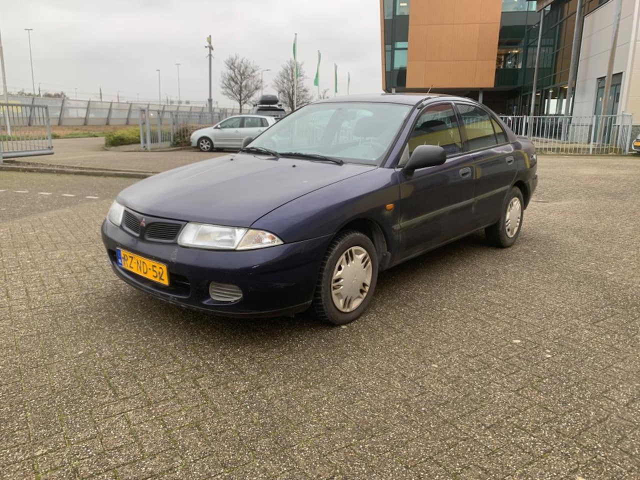 Mitsubishi Carisma - 1.6 GL Automaat Airco 1997 Blauwmetalic - AutoWereld.nl