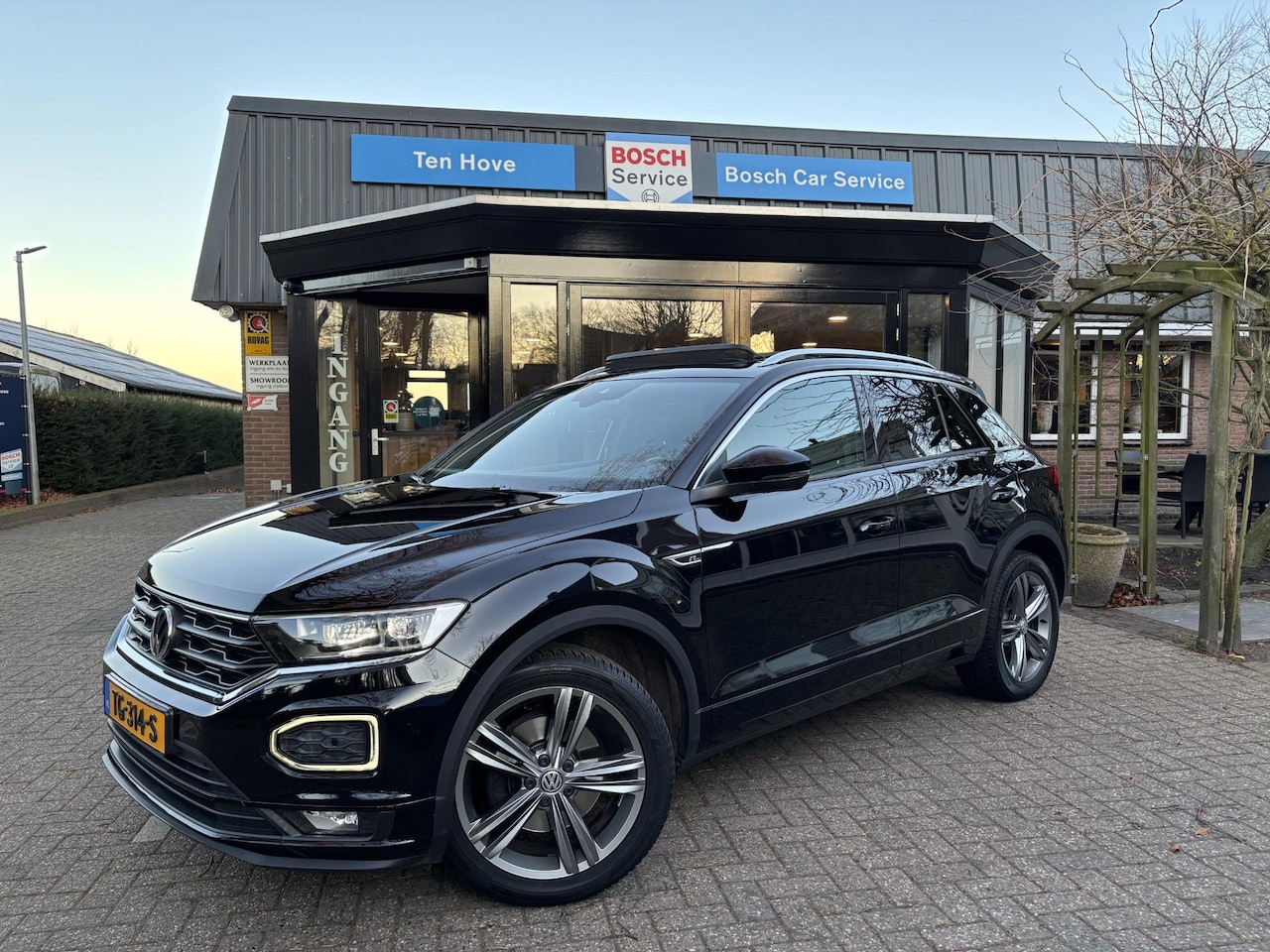 Volkswagen T-Roc - 1.5 TSI R-line Pano Trekhaak App-Connect DAB+ - AutoWereld.nl