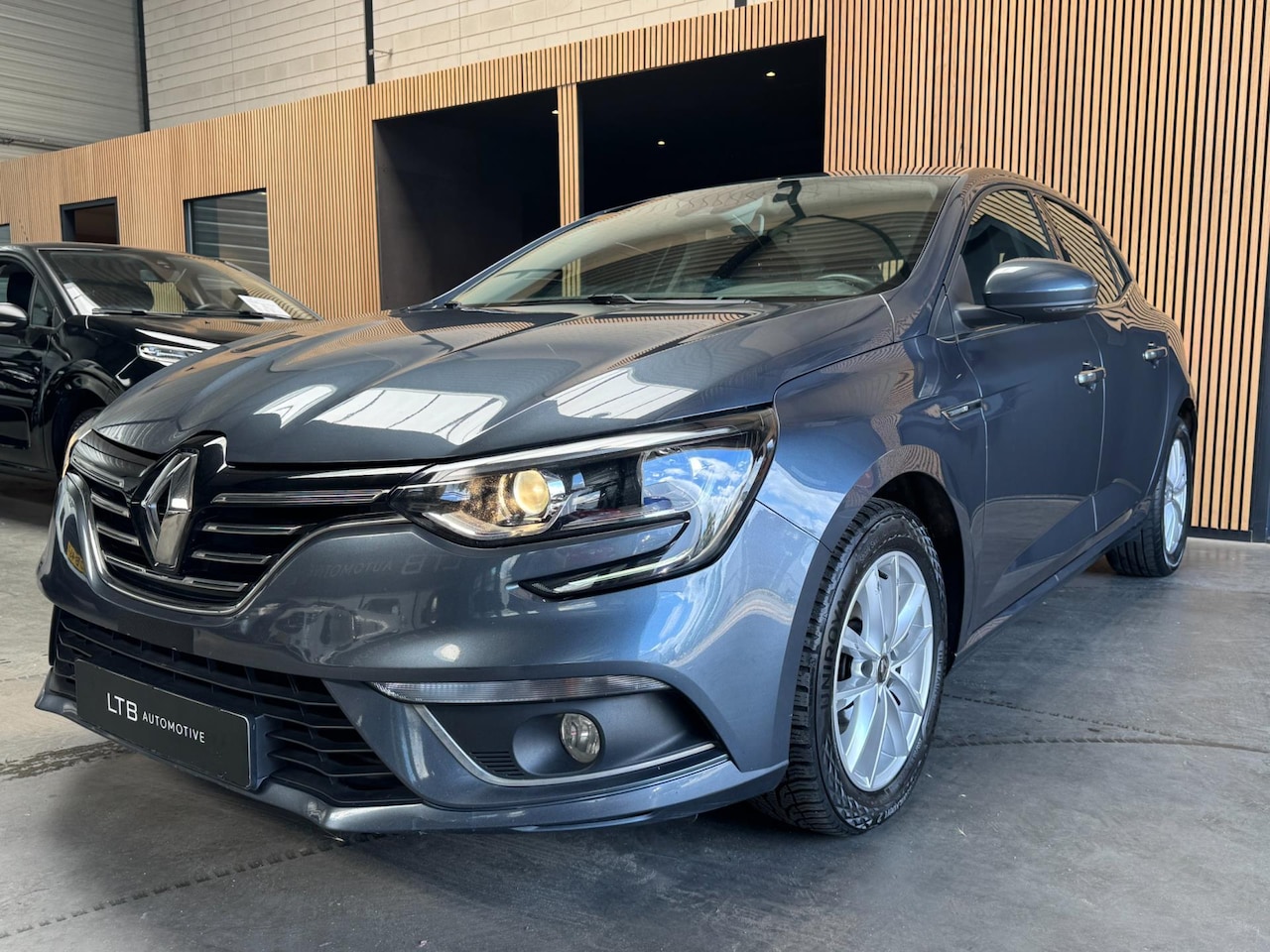 Renault Mégane - 1.3 TCe Limited Automaat|Keyless|Carplay|Sfeerverl.|Navi - AutoWereld.nl