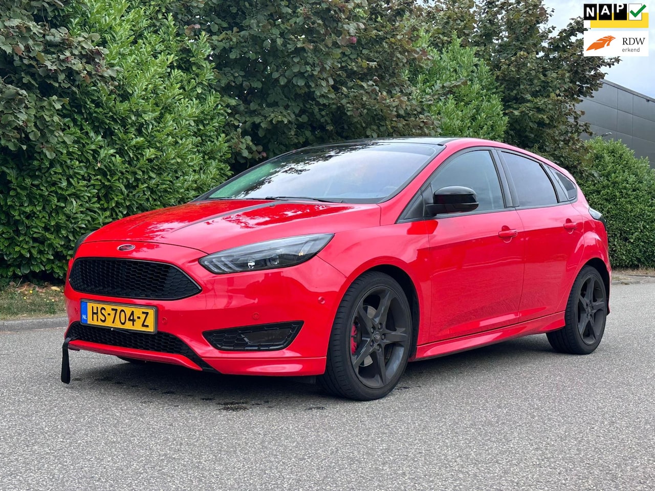 Ford Focus - 1.5 Red Edition 5DR*Cruise*Airco*NAP*Lm velgen*Luxe uitvoering*Parkeersensoren* - AutoWereld.nl