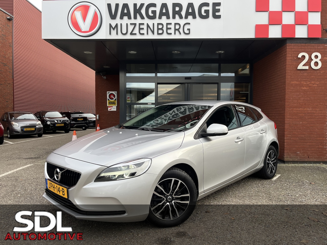 Volvo V40 - 2.0 T2 Momentum // NAVI // PDC // CLIMA // CRUISE // LED KOPLAMPEN // BLUETOOTH // - AutoWereld.nl