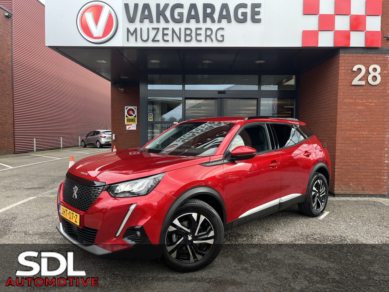 Peugeot 2008 - 1.2 PureTech Allure 131PK! // 3D COCKPIT // LED // CLIMA // CAMERA+SENSOREN // NAVI+CARPLA - AutoWereld.nl