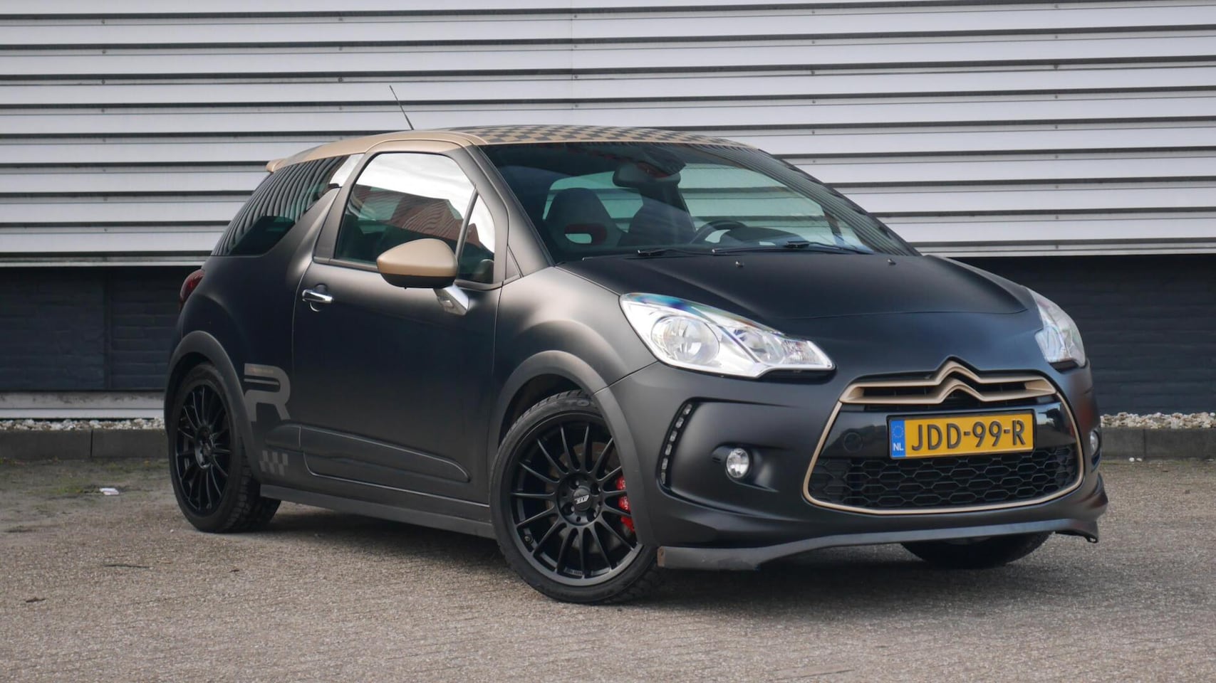Citroën DS3 - 1.6 THP 200 Racing matte zwart - AutoWereld.nl