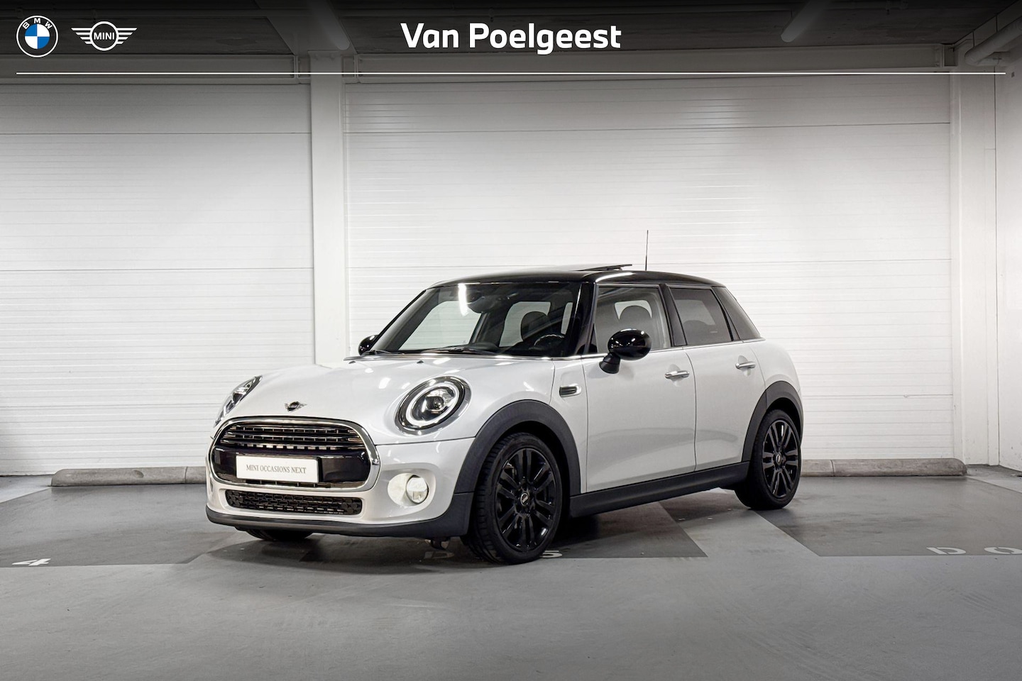 MINI Cooper - 5-deurs | Glazen panoramadak | Perkeersensoren achter | 17" LM Rail Spoke two-tone - AutoWereld.nl