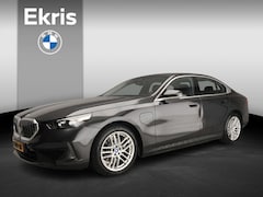BMW 5-serie - Sedan 530e | LED | HUD | Sportstoelen | Chrome line | Stoelverwarming | Keyles go | DAB |