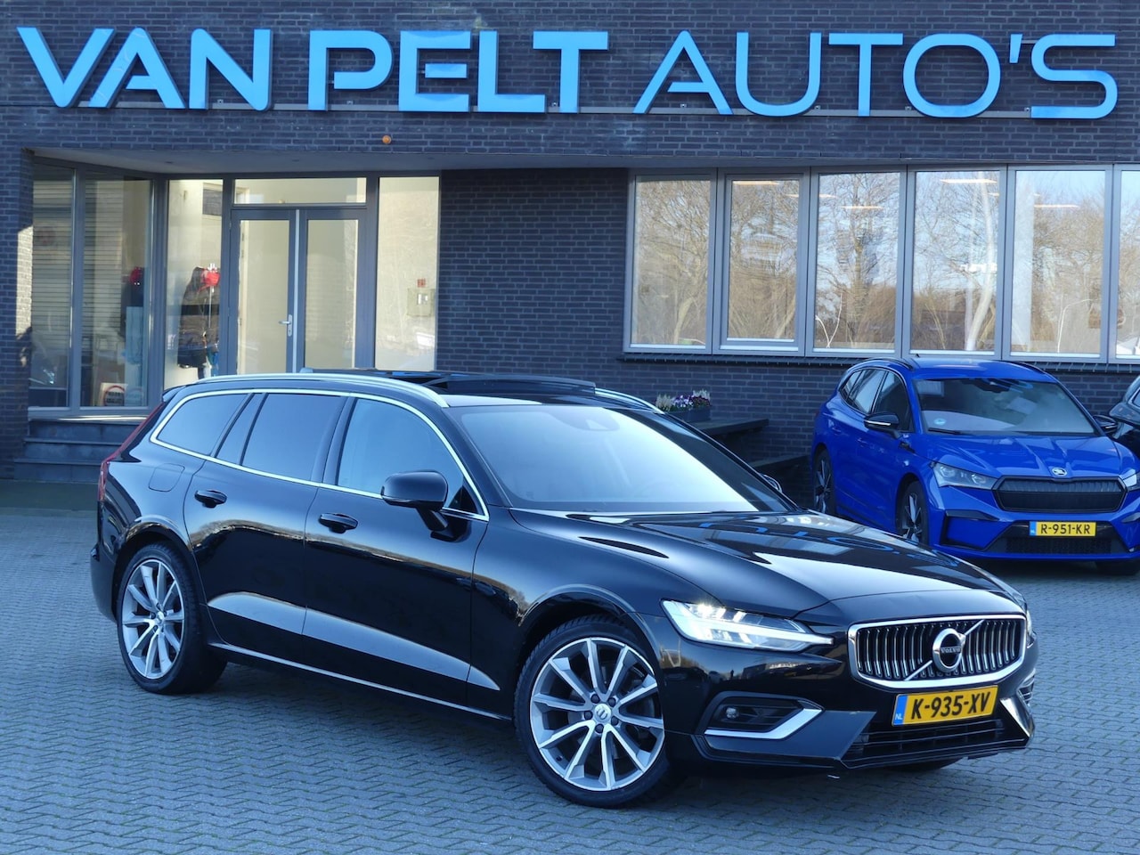 Volvo V60 - 2.0 B3 Geartronic Inscription / PANO / LEDER - AutoWereld.nl