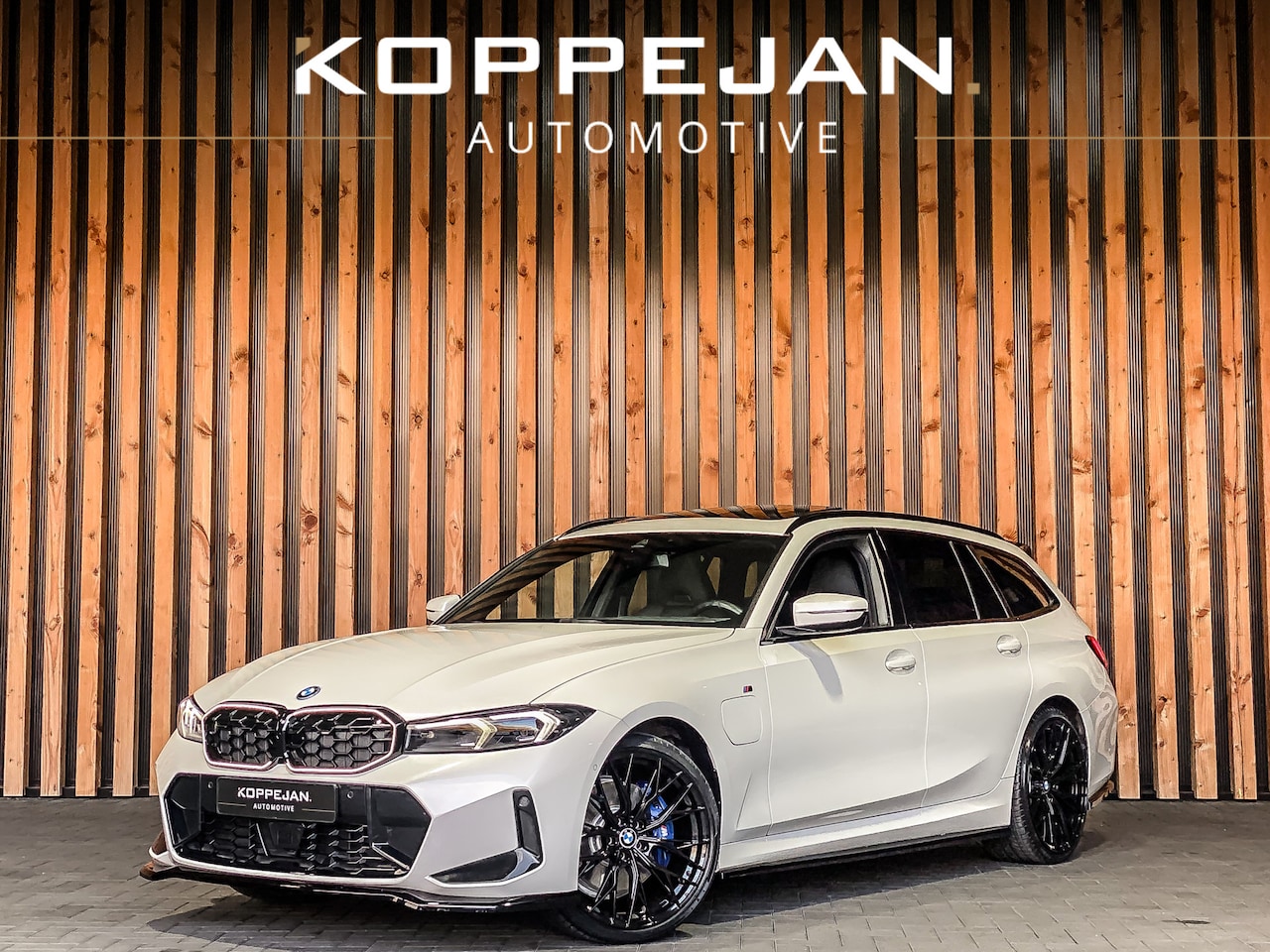 BMW 3-serie Touring - 330e 292PK xDrive High Executive M-Sport Pro | M-SPORT STOELEN | PANO | HEAD-UP | KEYLESS - AutoWereld.nl