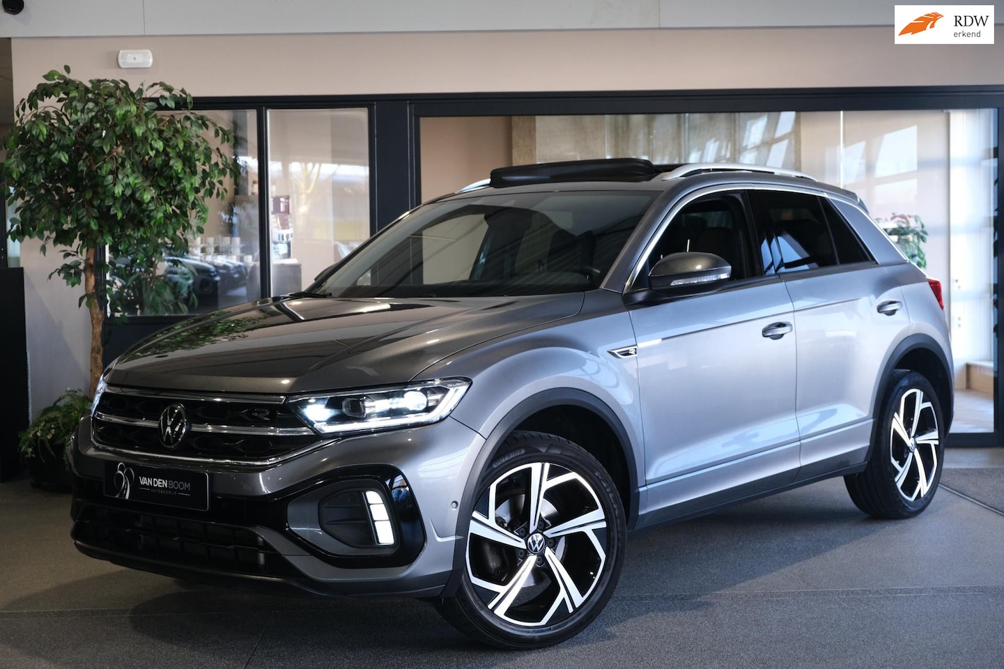 Volkswagen T-Roc - 1.5 TSI R-Line 150PK Dsg Pano Navi Virtual Led Cam Acc Pdc Trek - AutoWereld.nl